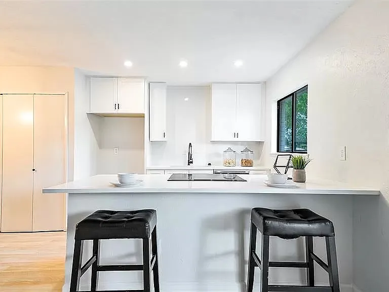 7302 Hedge Dr — Photo 1