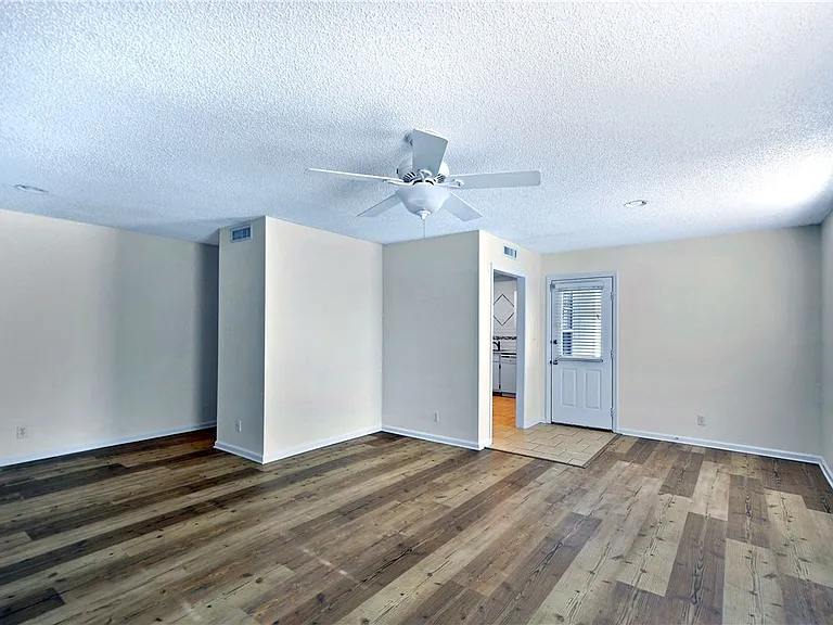 907 E Island Square Dr — Photo 5