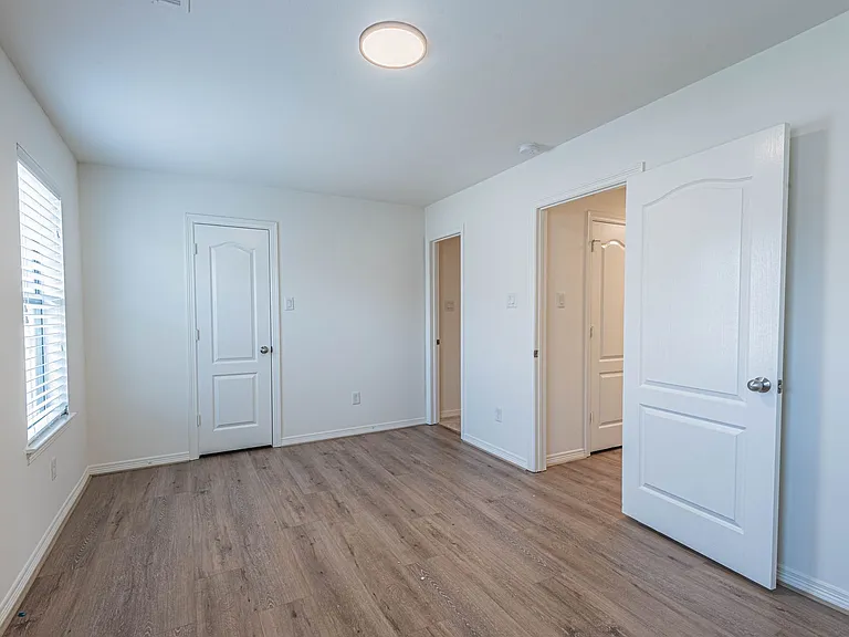 8117 Silverton Creek Ln — Photo 13