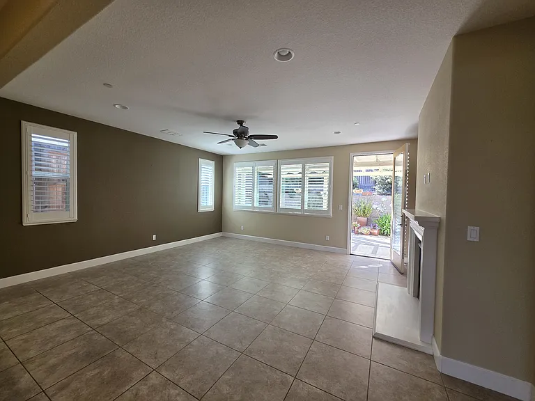1402 Skibbereen Way — Photo 3