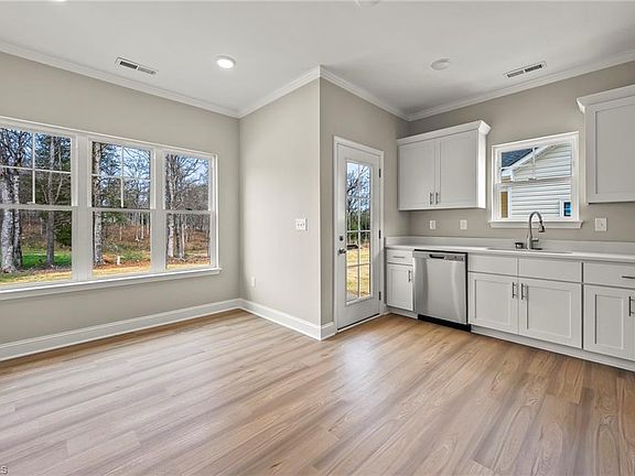 5th image of 1376 Piedmont Dr