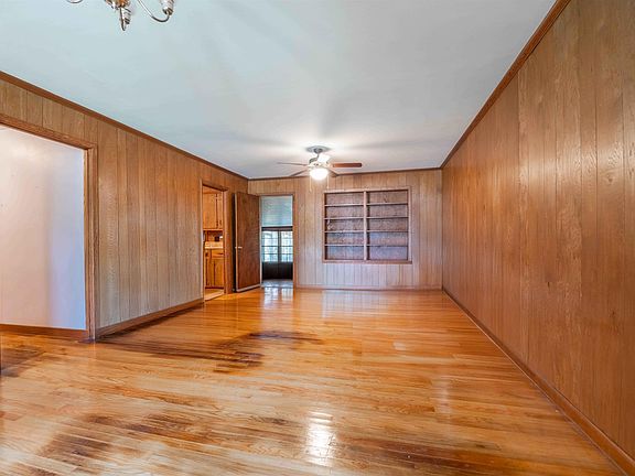 4th image of 1037 W End St