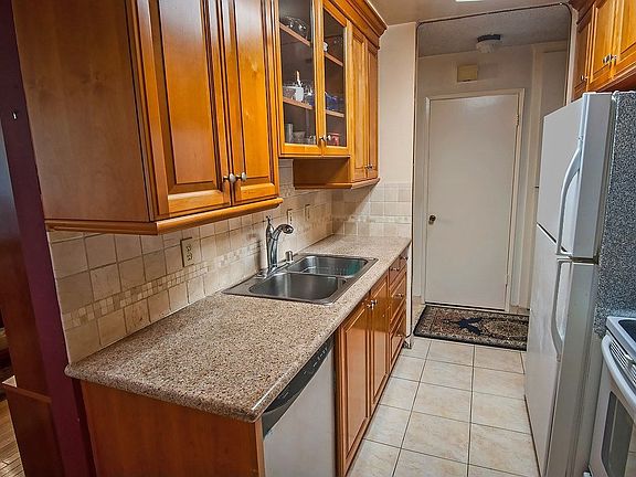 4th image of 525 N Sycamore Ave APT 302
