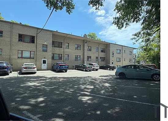 2nd image of 2222 Broadway Ave #203