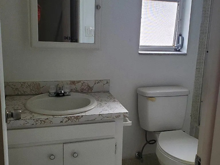 110 Stratford E #H — Photo 8