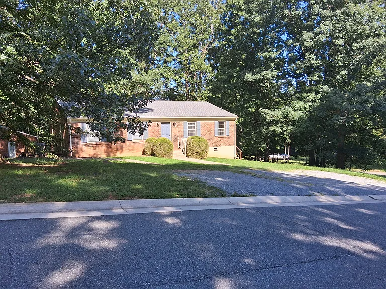 Parkview Dr — Photo 2