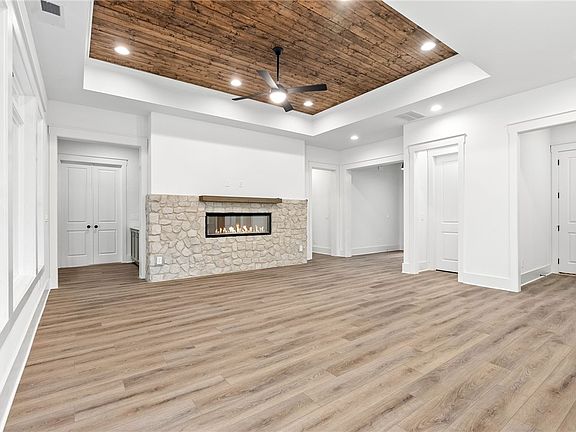 4th image of 124 Fern Ridge Ln