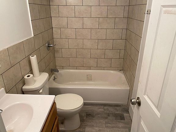 2nd image of 16 Mount Carmel Pl #2