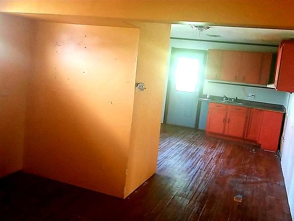 3rd image of 211 Yvonne St