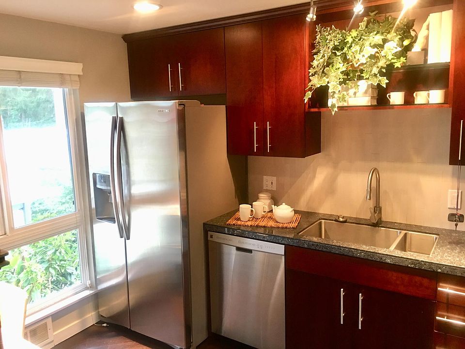 Kitchen w/ new appliances...separate bar nook and dinning sp