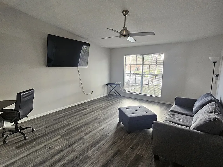 2049 SW McAllister Ln — Photo 3