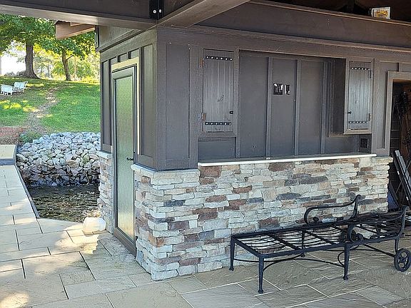 5th image of 571 Lakeshore Dr