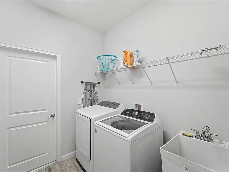 1097 Hendon Loop — Photo 32