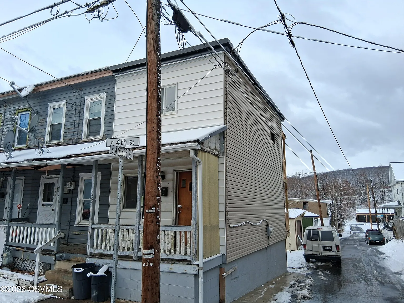633 E 4th St photo 1