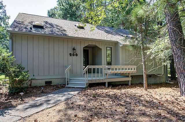 This 1-level UPDATED contemporary home sits in a quiet Fearrington cul-de-sac.