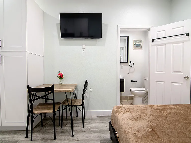 Michigan Avenue Apartments — Photo 15