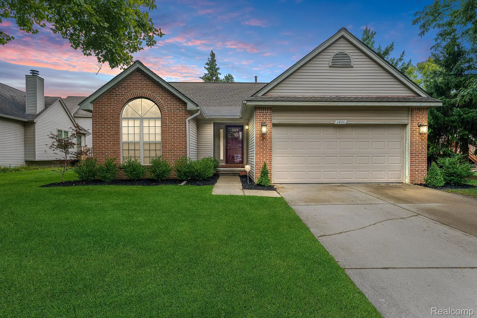 1371 Clearview photo 1