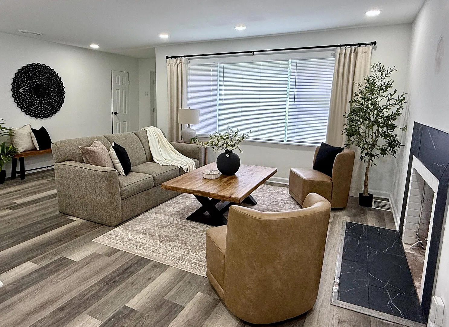 Stunning 2BR/1BA Home/10 Mins to Downtown/Fully Furnished/MoveInReady! — Photo 1