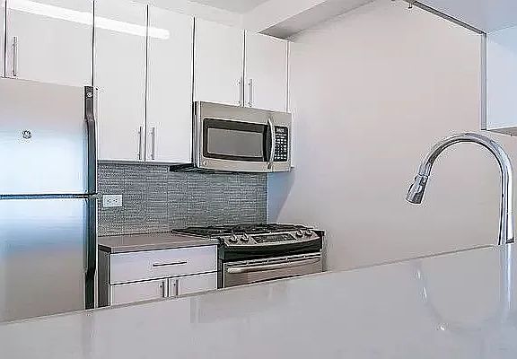 5th image of 150 E 44th St #37F