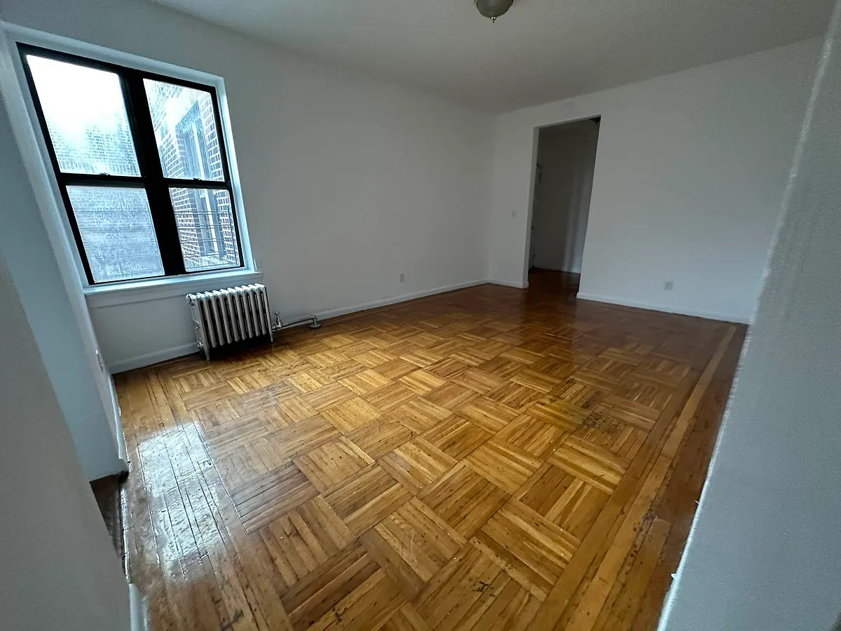 Building Photo - 2170 University Ave #5S