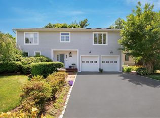 28 Oak Point Dr W, Bayville, NY 11709