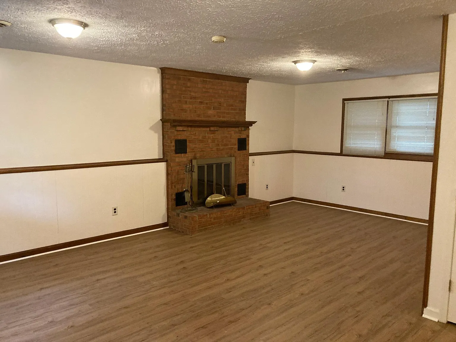4 bed, 1936 sqft, $2,350 — Photo 2