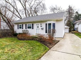 937 NW Holcomb Dr, Mundelein, IL 60060