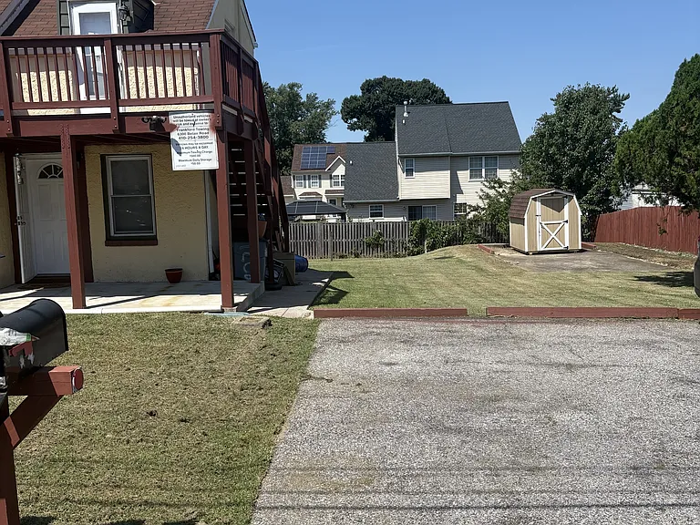 1208 Daniels Ave — Photo 1
