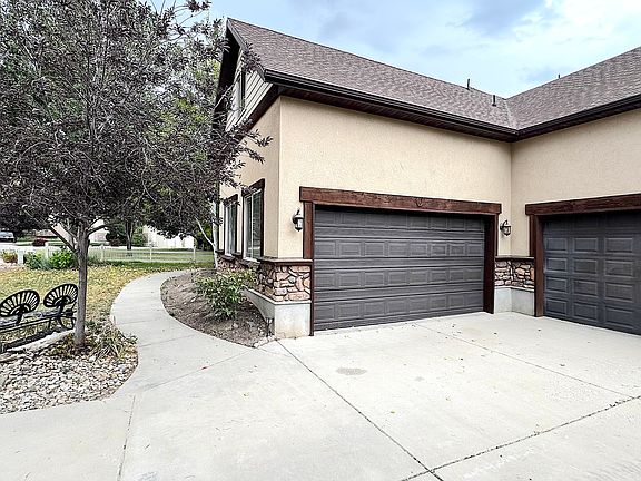3rd image of 127 E Harvest Ln