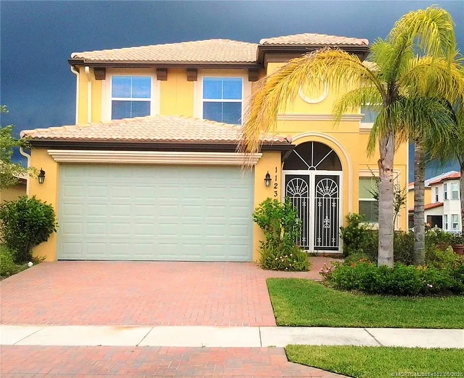 3 bed, 2.5 bath, 2868 sqft, $3,400 — Photo 1