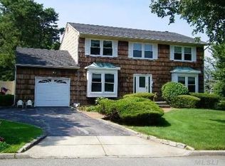 56 Stonehurst Ln, Dix Hills, NY 11746