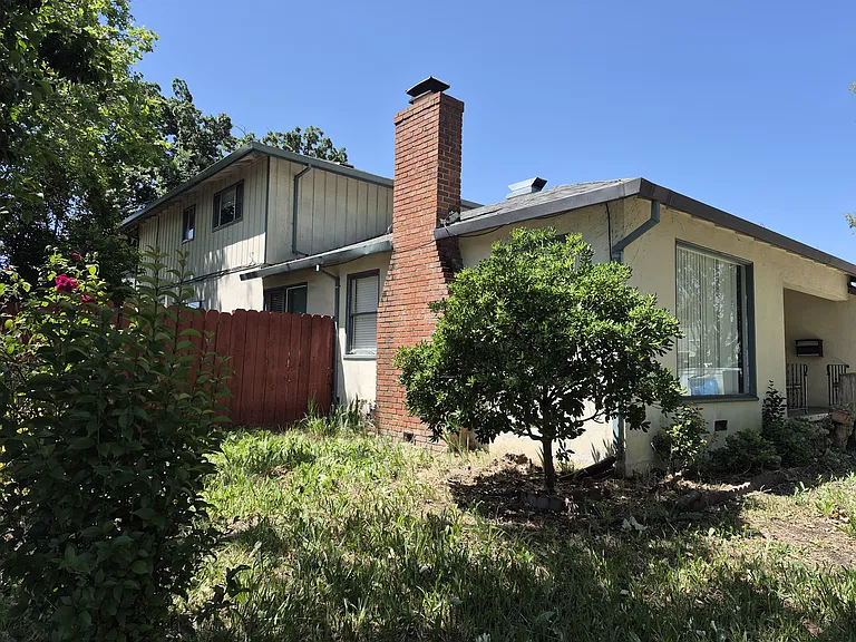 2045 Indiana St — Photo 13