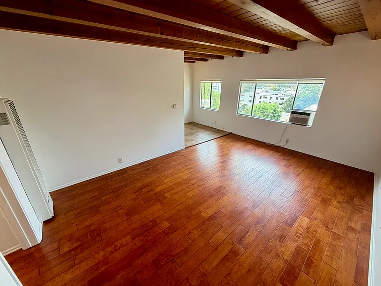 700 Robinson St #6 — Photo 2