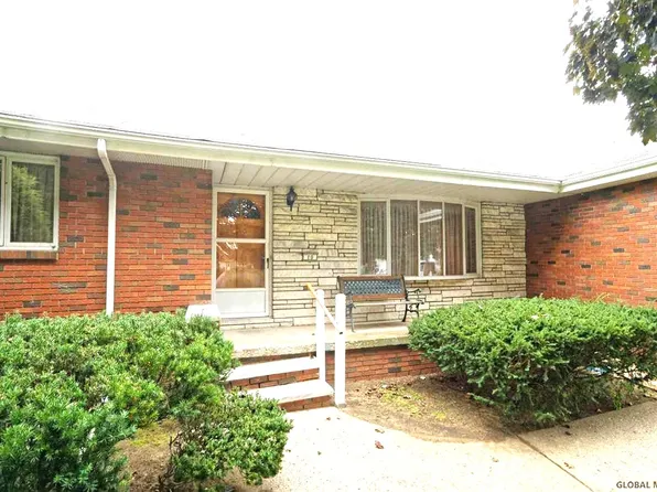 10 Alfred Dr E, Albany, NY 12205