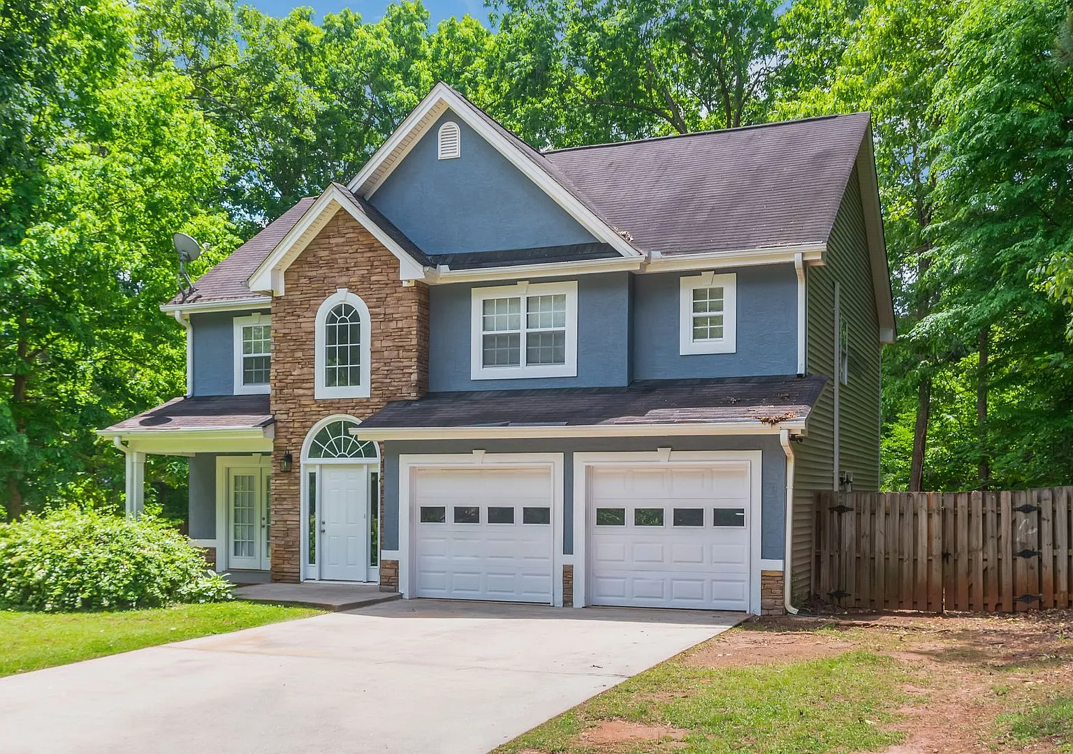 Luxurious Oasis with Unbeatable Move-In Deal in Covington — Photo 1