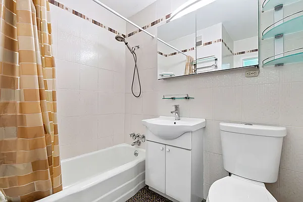 Sold by Thomas Lipovetsky, LREB | media 22