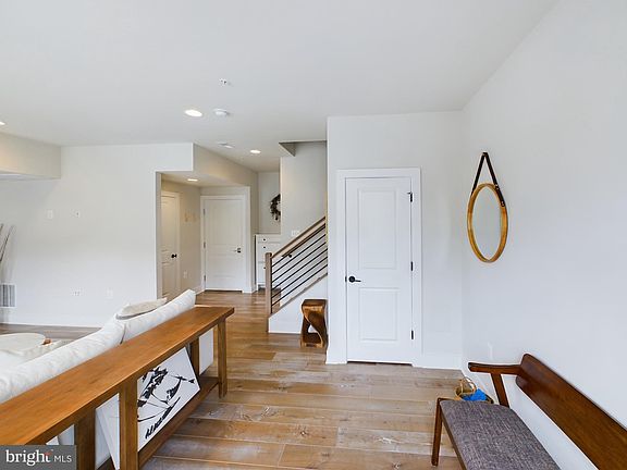 5th image of 926 Crown Park Ave