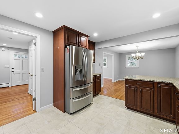 5th image of 208 Wood Pond Road