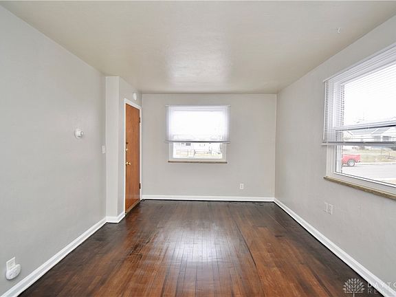 3rd image of 113 Niagara Ave