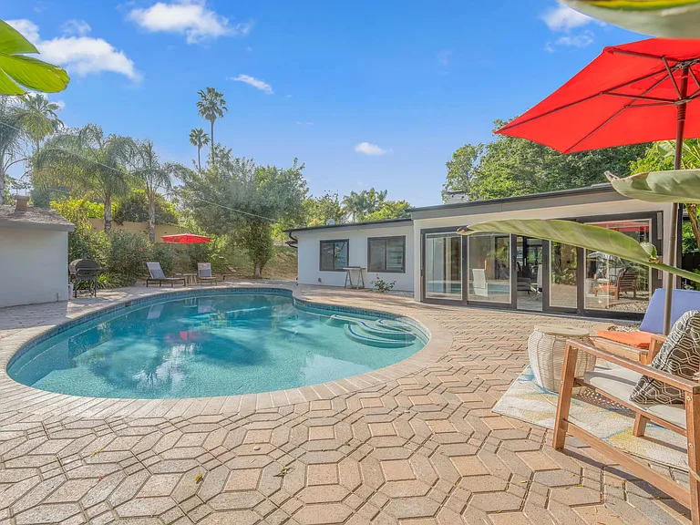 20412 Oxnard St — Photo 9
