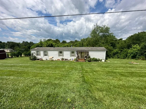 301 Byrnes St, Goodview, VA 24095