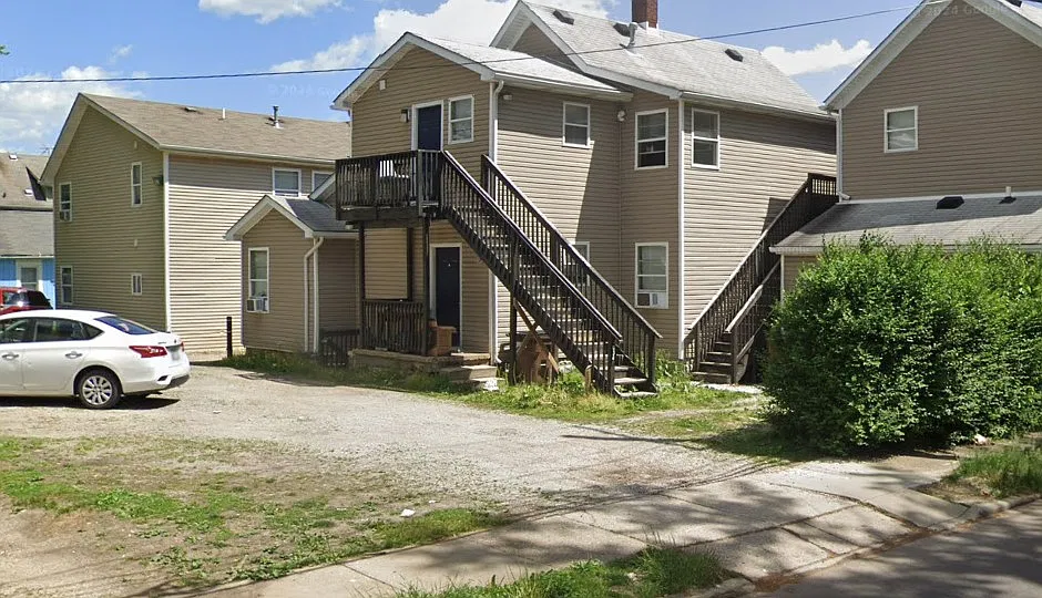 3 bed, 930 sqft, $1,300 — Photo 1