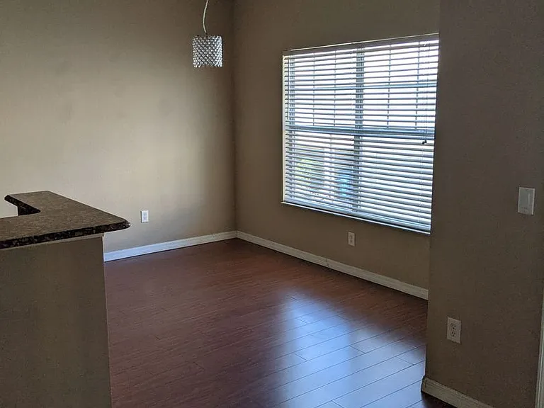 2424 Grand Central Pkwy #5 — Photo 4