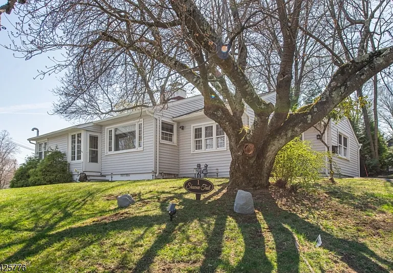 1 Shawnee Trl — Photo 1