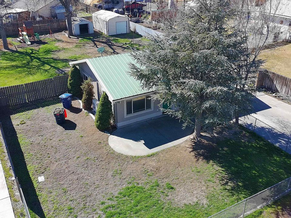 1st image of 743 Lawrence Ave
