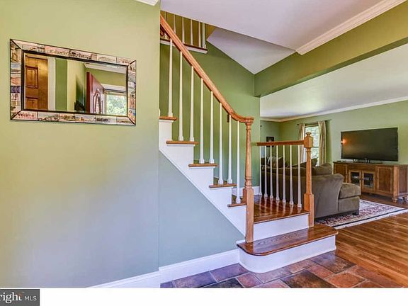 4th image of 15 Darvel Dr