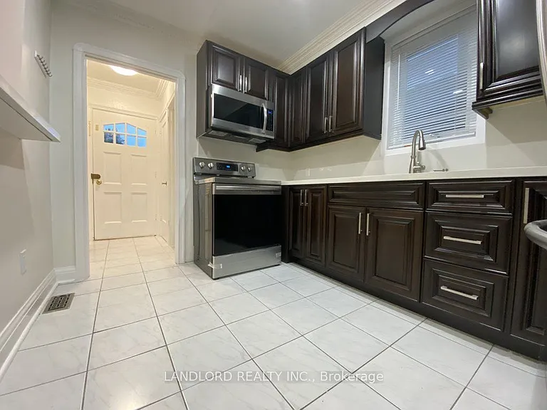 92 Holwood Ave #MAIN — Photo 3