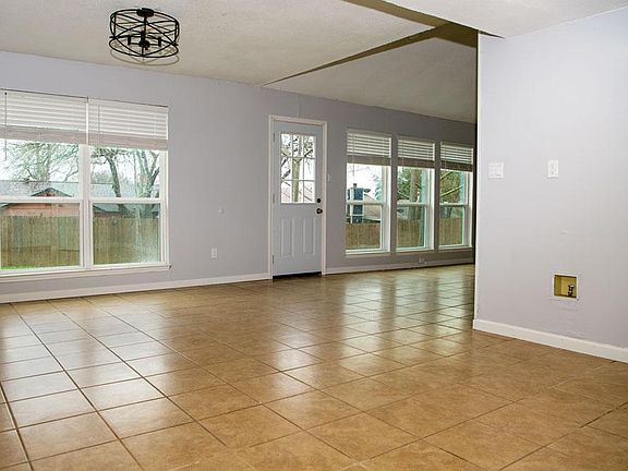 4th image of 833 Garden Meadow Dr