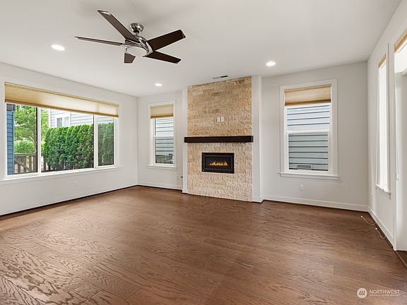 5th image of 924 Pine Crest Cir NE