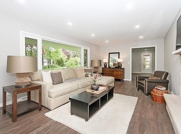 3rd image of 303 N Elmwood Ln